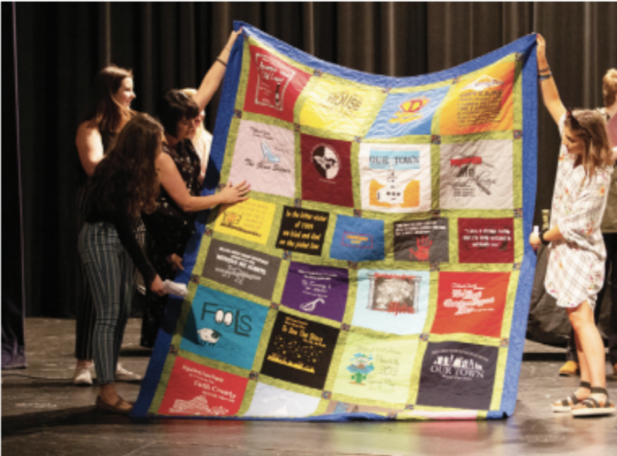 A COMMEMORATIVE QUILT: Students present a quilt of play and
musical T-shirts from the last 10 years.
The quilt was commissioned by
English teacher drama assistant Kari
Murphy. 