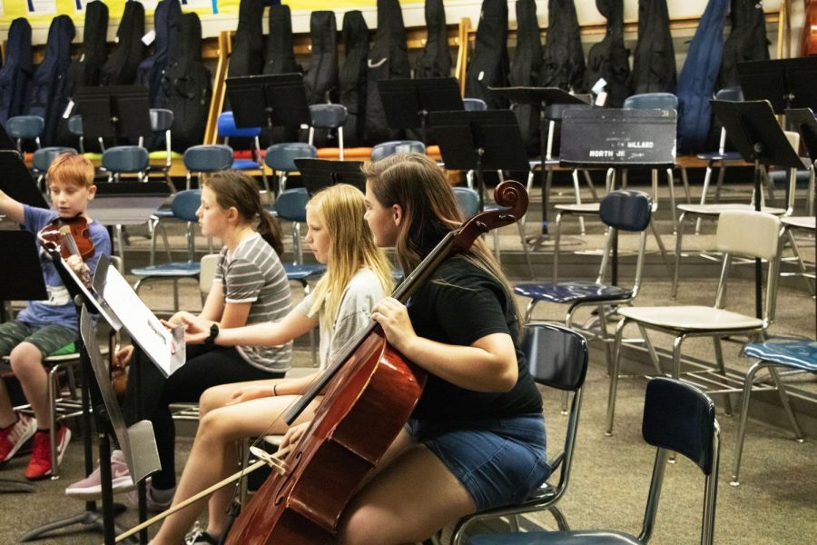 Senior Amelia Tesch works with a middle school student on their performance. Most MN students volunteer once a week.